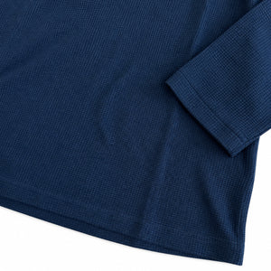 Maille gaufrée bleu marine, manche longue et ourlet du maillot JT Racing Waffle