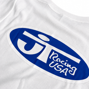 Détail du logo ovale bleu et du col du maillot JT Racing Waffle Classic white