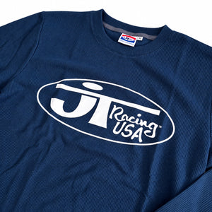 Détail de la sérigraphie blanche JT Racing USA sur le maillot Waffle bleu marine