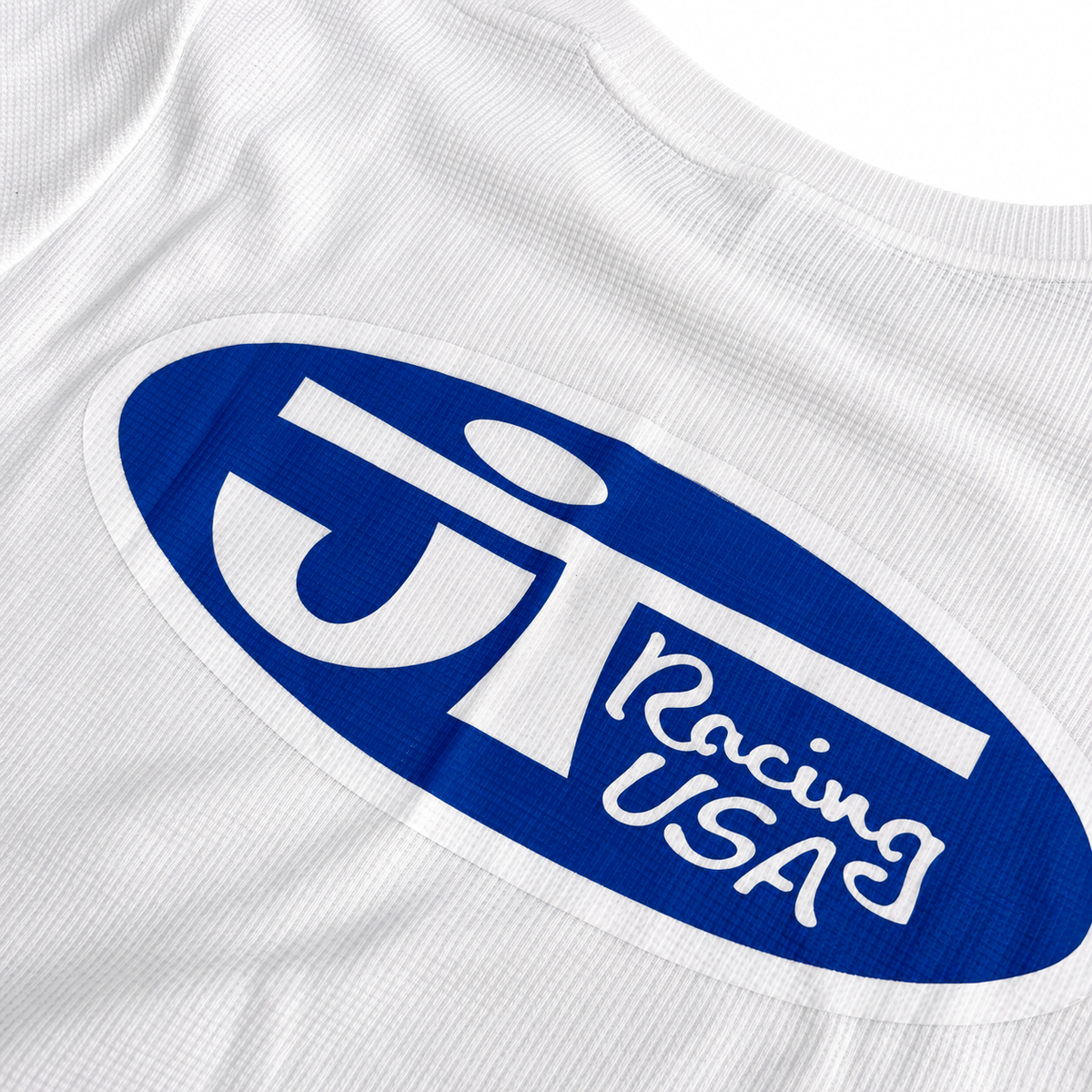Détail du logo ovale bleu et du col du maillot JT Racing Waffle Classic white